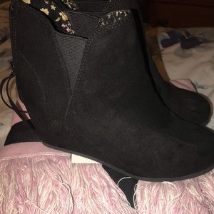 Black ankle booties!